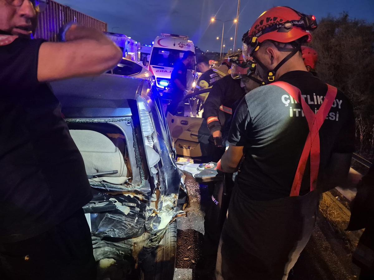 İstanbul-İzmir Otoyolu savaş alanına döndü. 11 araç birbirine girdi | NTV Haber