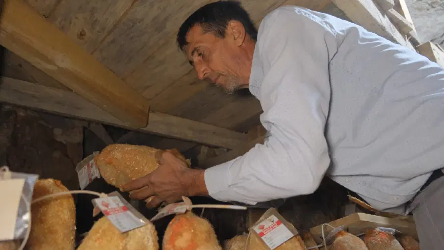 36 metre derinlikte 6 ay bekliyor. Bu peynir beyaz giriyor, kırmızı çıkıyor 1 36 metre derinlikte 6 ay bekliyor. Bu peynir beyaz giriyor, kırmızı çıkıyor 1