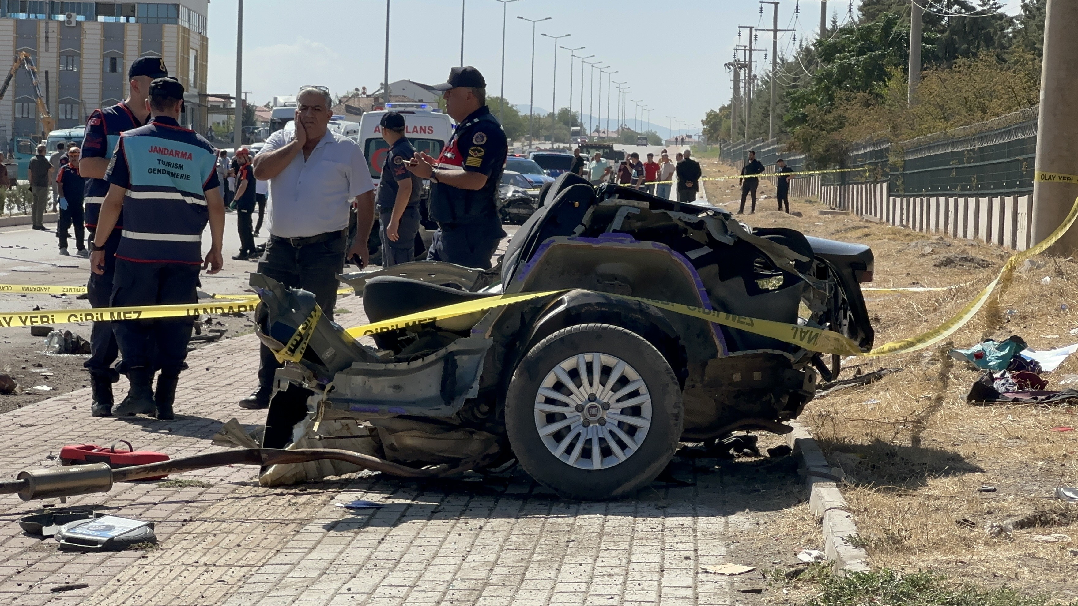 Otomobil ikiye bölündü. 2 ölü, 2 yaralı