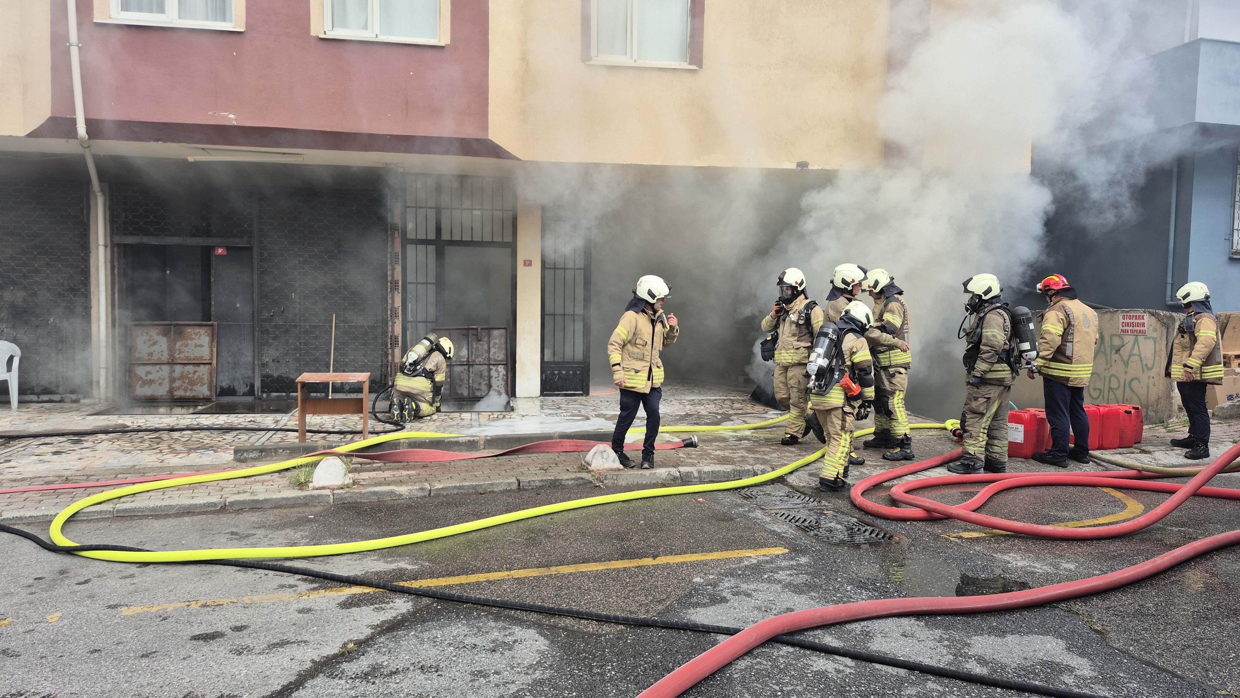 Üsküdar'da iş yerinde yangın