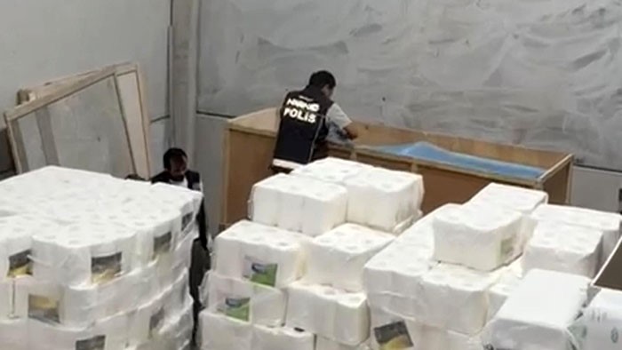 Mersin'de plastik ambalaj deposunda 298 bin sentetik ecza hapı ele geçirildi