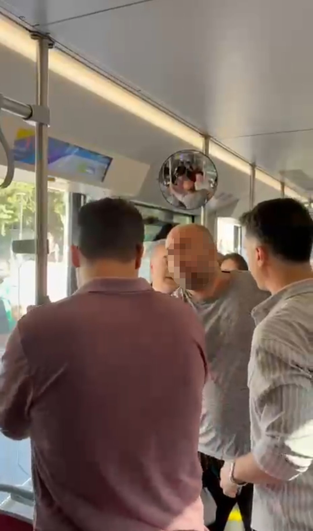 Önce otobüste yaşlı adamı dövdü, sonra röportaj verdiği muhabirlere saldırdı