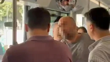 Önce otobüste yaşlı adamı dövdü, sonra röportaj verdiği muhabirlere saldırdı