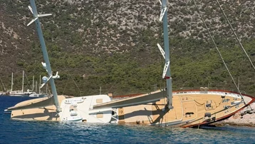 36 metrelik tekne kayalıklara çarpıp yan yattı, 11 kişi kurtarıldı