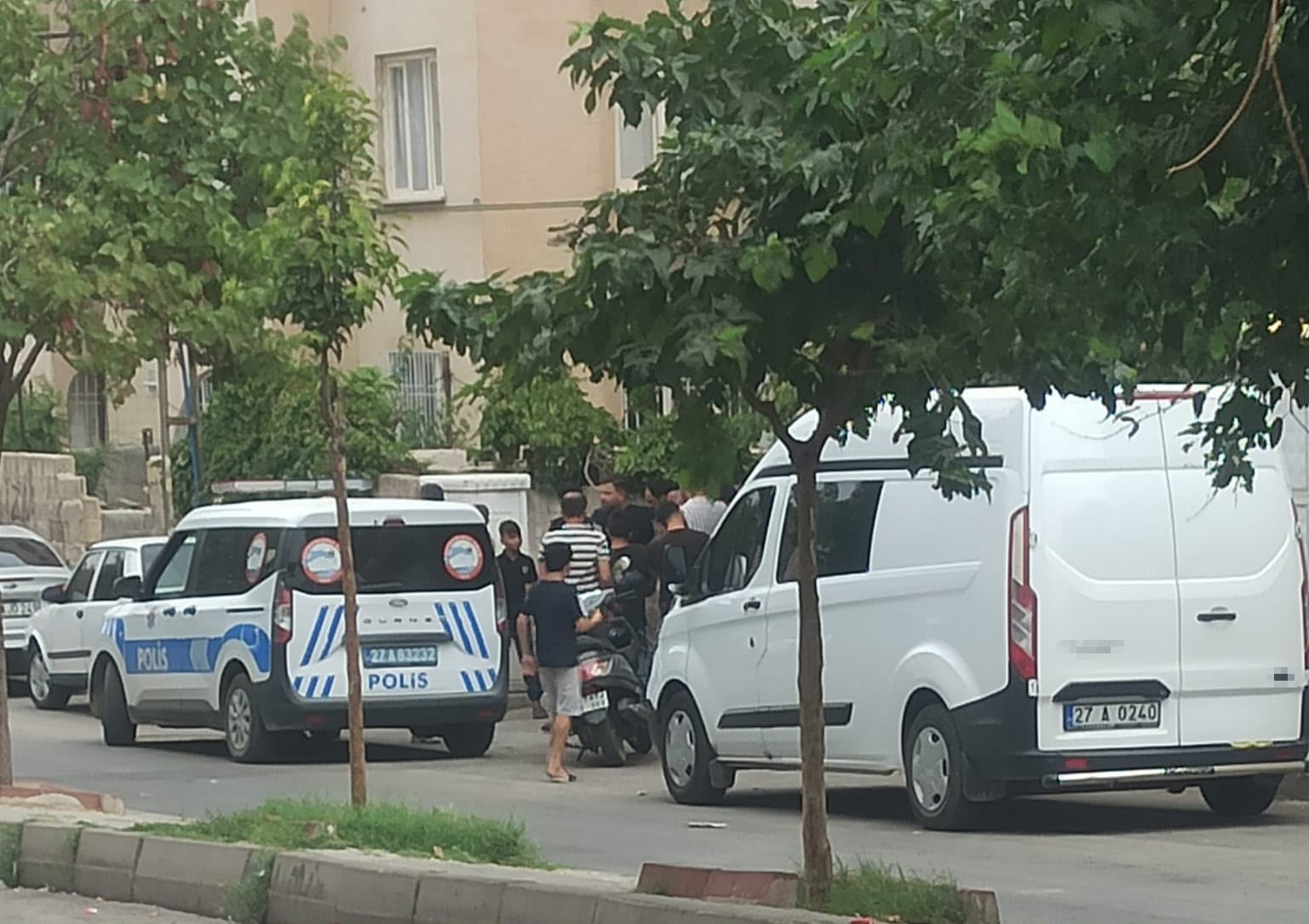 Annesiyle tartışırken havaya ateş açtı. Balkondaki kadın kurşunların hedefi oldu