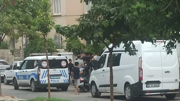 Annesiyle tartışırken havaya ateş açtı. Balkondaki kadın kurşunların hedefi oldu