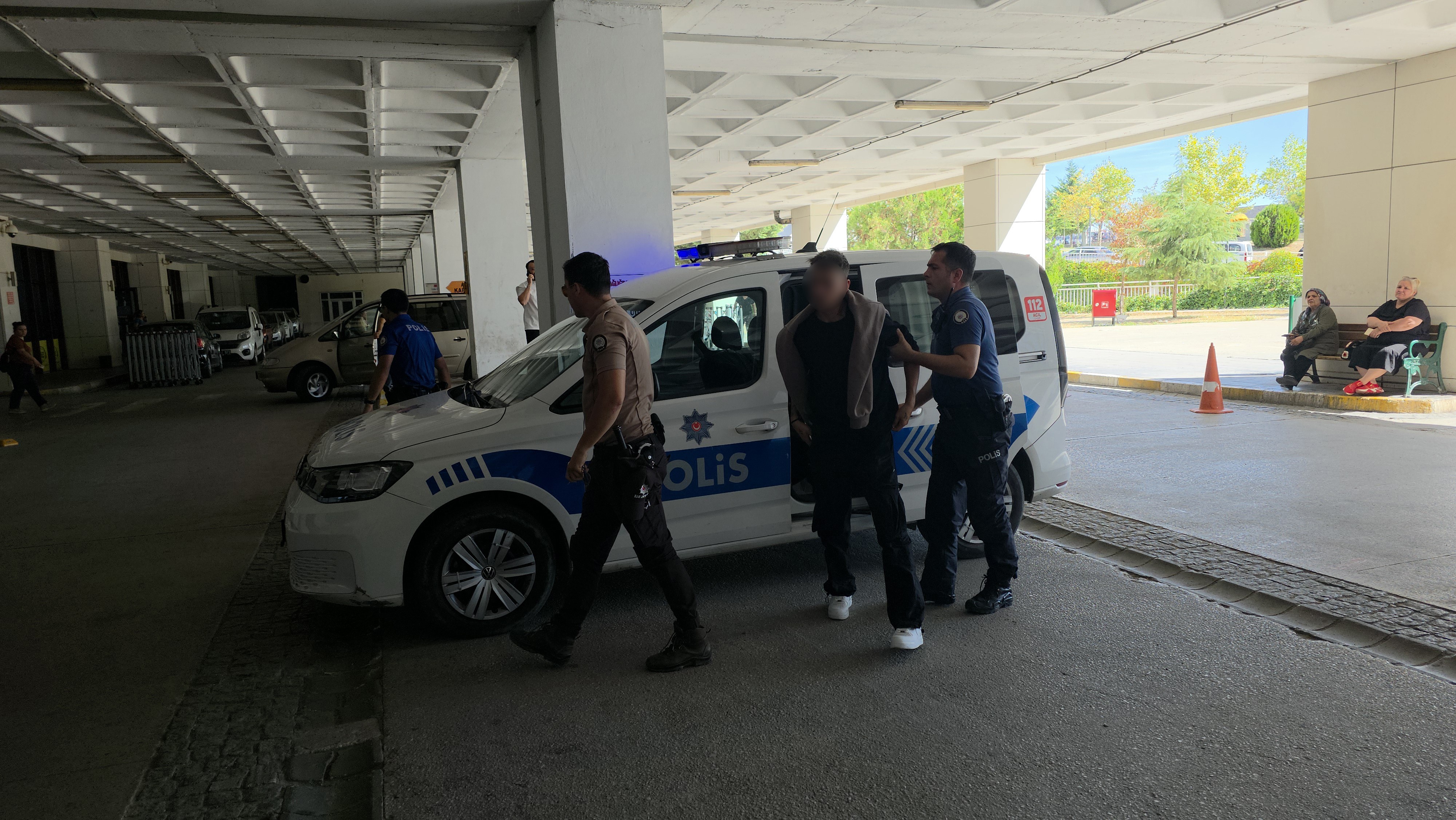 Edirne'de 4'üncü kattan düşen üniversite öğrencisi ağır yaralandı. Erkek arkadaşı gözaltına alındı