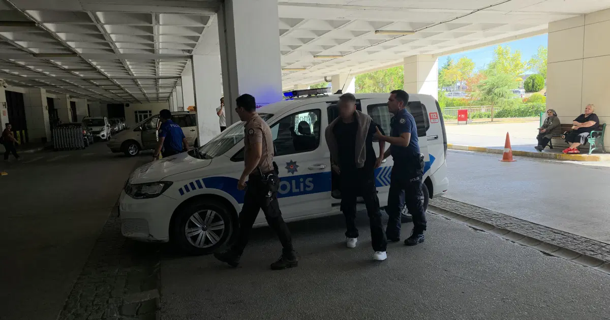 Edirne'de 4'üncü kattan düşen üniversite öğrencisi ağır yaralandı. Erkek arkadaşı gözaltına alındı
