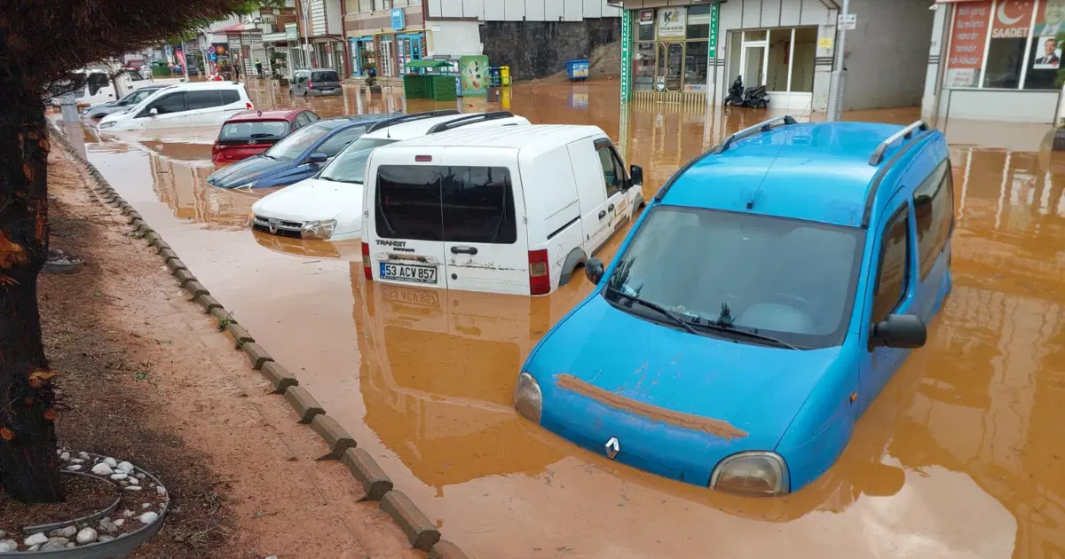 Rize'de sağanak bastırdı, otomobiller suya gömüldü