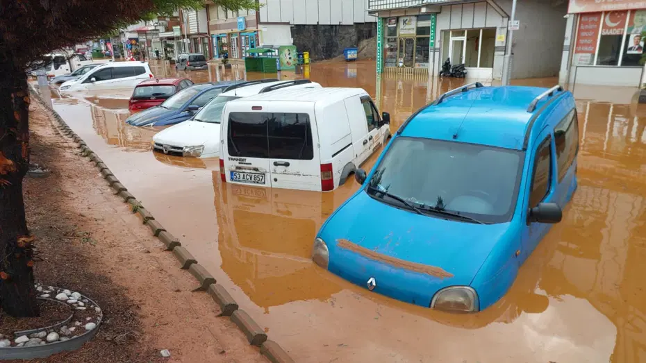 Rize'de sağanak bastırdı, otomobiller suya gömüldü