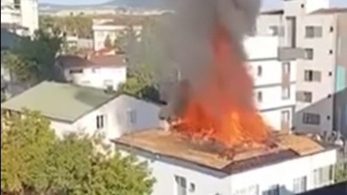 Tuzla’da 2 katlı binanın çatısı yandı