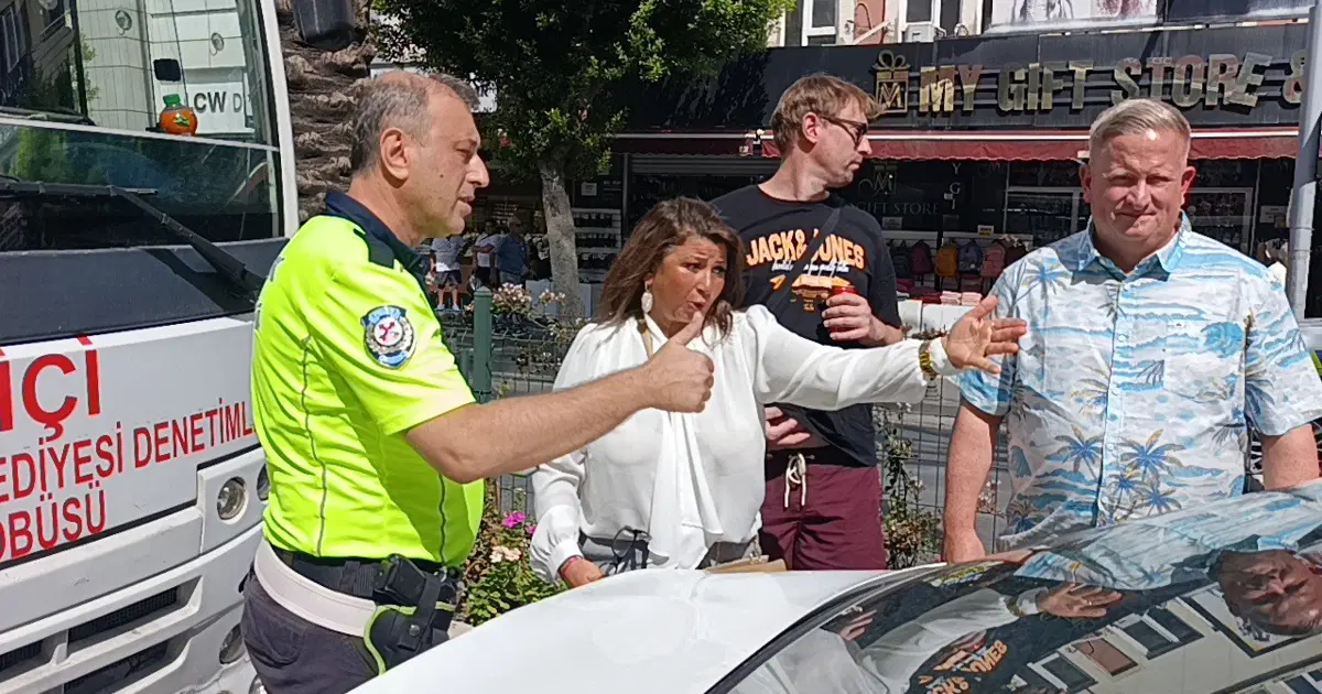 Antalya'da kazada haklı olduklarını anlatamayan turistlere vatandaşlar sahip çıktı