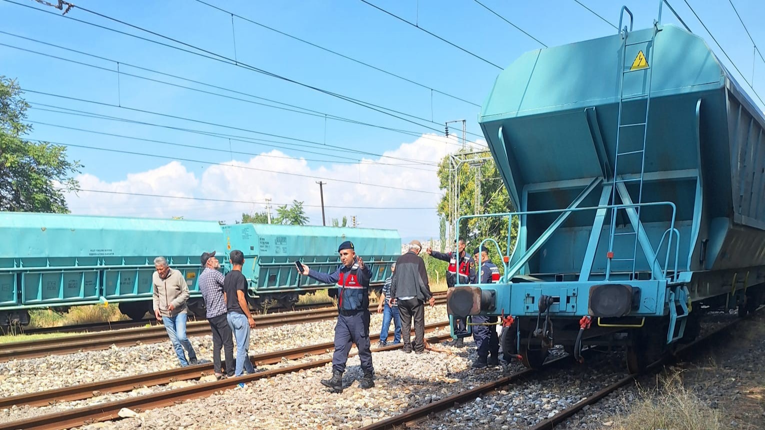 Vagonun üzerine çıkan çocuğunu kurtarmak isteyen baba ile oğlu elektrik akımına kapıldı