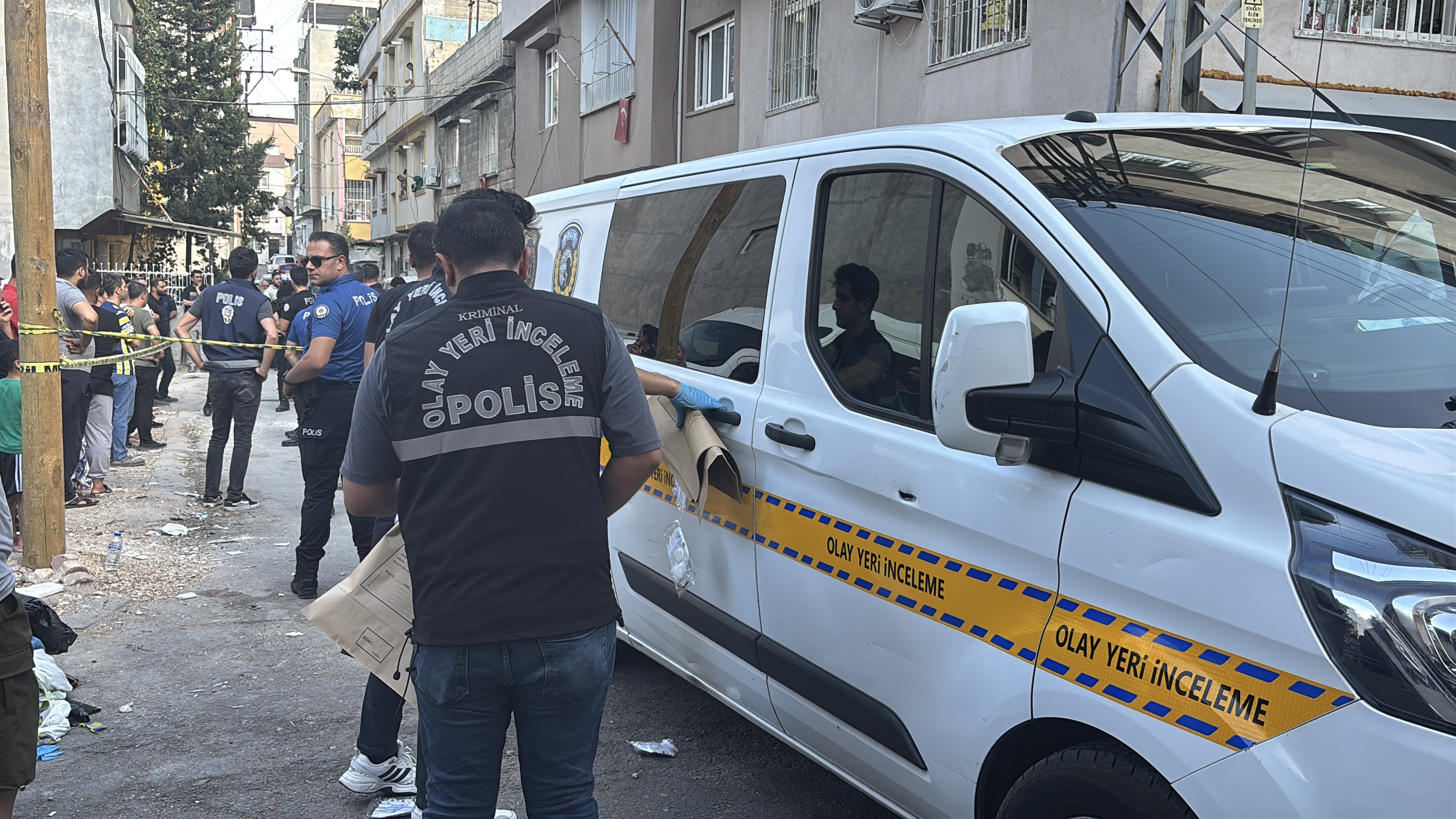 Eşini öldüren şüpheli, rastgele ateş açarak 3'ü çocuk 4 kişiyi yaraladı