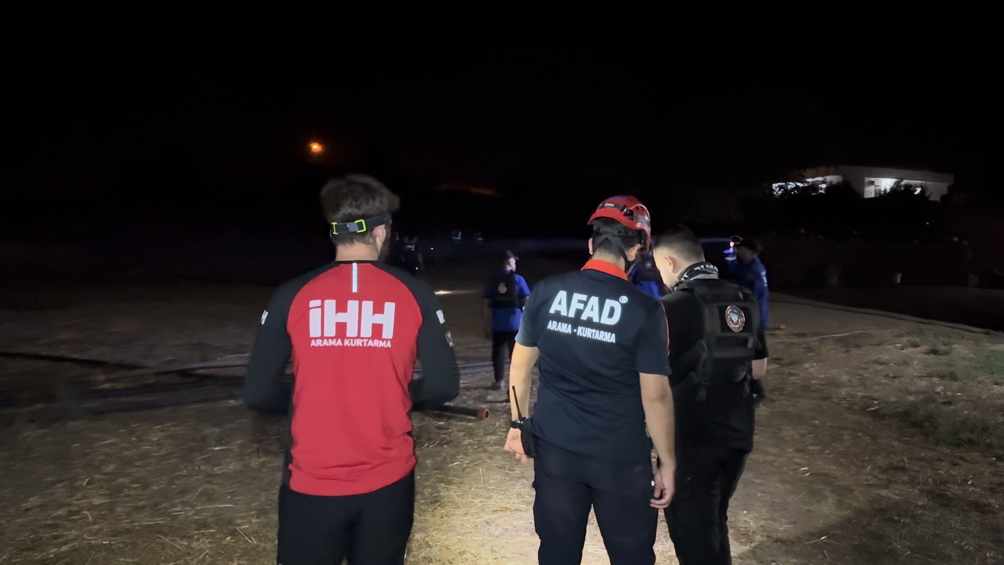 Kaybolan 13 yaşındaki çocuk tarlada ölü bulundu.  Silahla vurulduğu tespit edildi