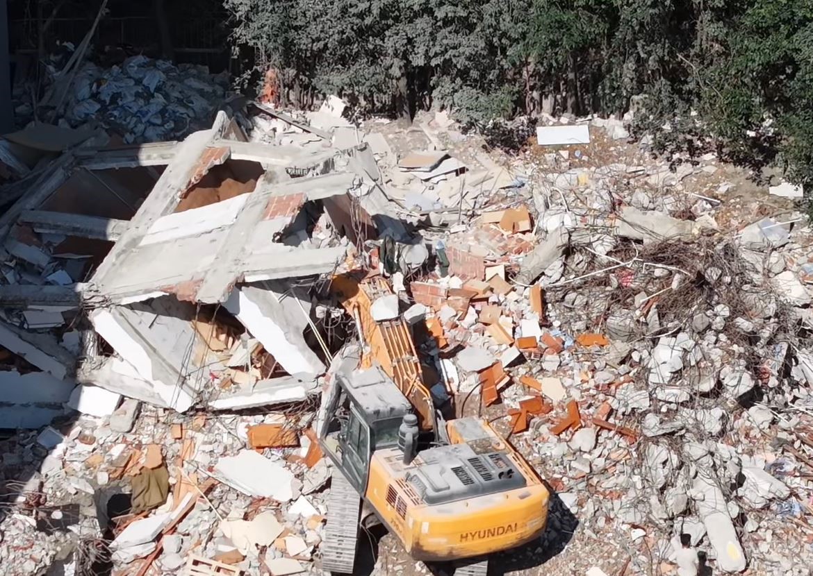 Küçükçekmece'de yıkılan binanın molozları iş makinesinin üzerine düştü. Operatör ölümden döndü