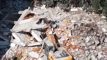 Küçükçekmece'de yıkılan binanın molozları iş makinesinin üzerine düştü. Operatör ölümden döndü