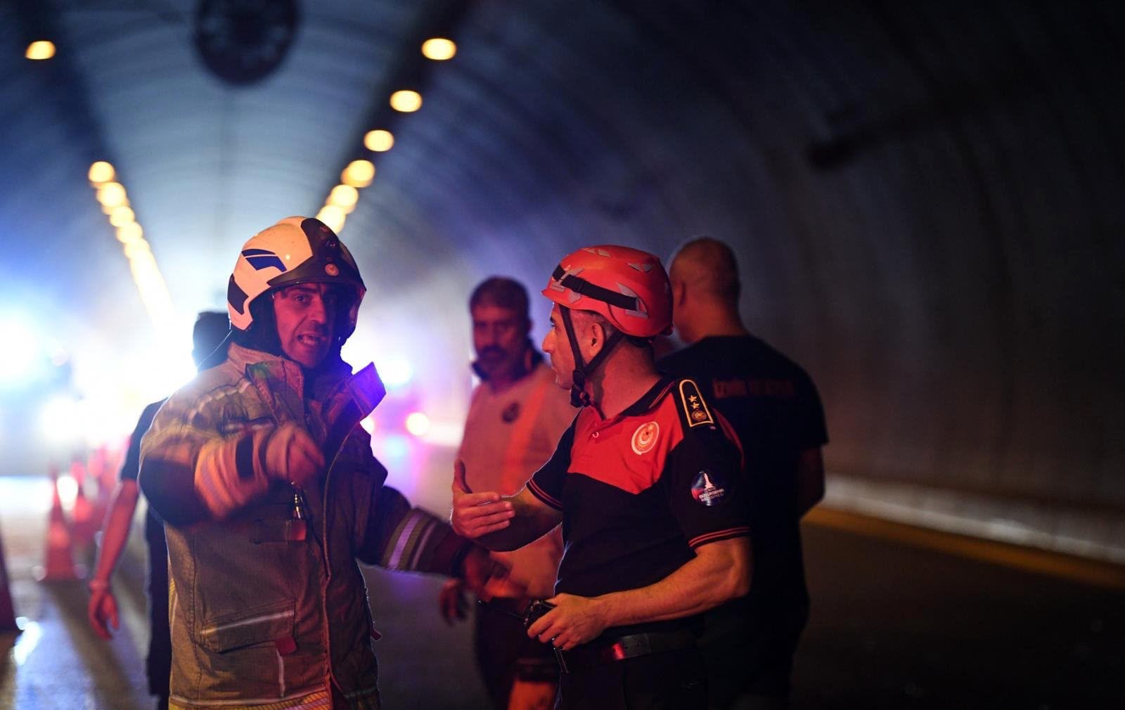 Bayraklı Tünelleri'nde seyir halindeki tır yandı. Trafik bir süre durdu