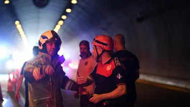Bayraklı Tünelleri'nde seyir halindeki tır yandı. Trafik bir süre durdu