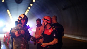 Bayraklı Tünelleri'nde seyir halindeki tır yandı. Trafik bir süre durdu