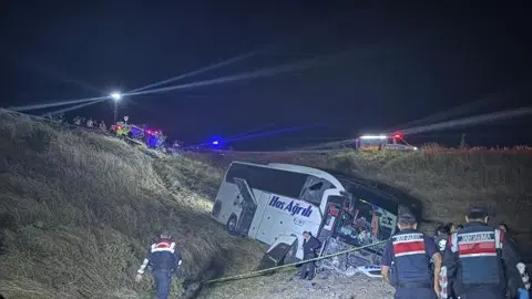 Yolcu otobüsü şarampole uçtu: 2'si ağır 24 yaralı