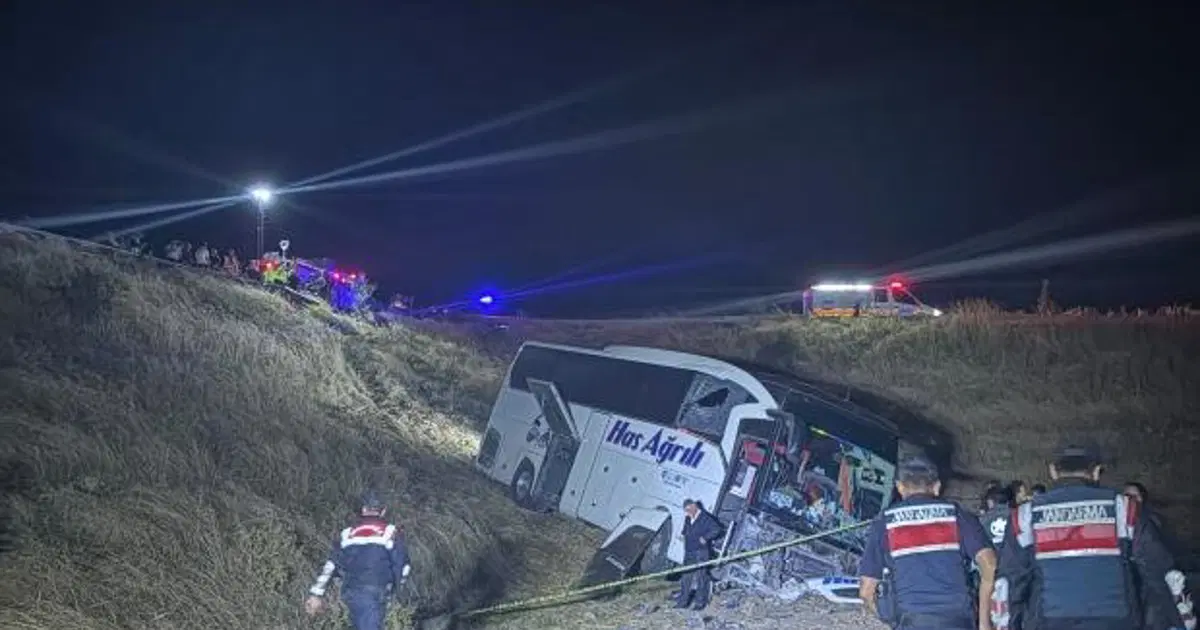 Yolcu otobüsü şarampole uçtu: 2'si ağır 24 yaralı