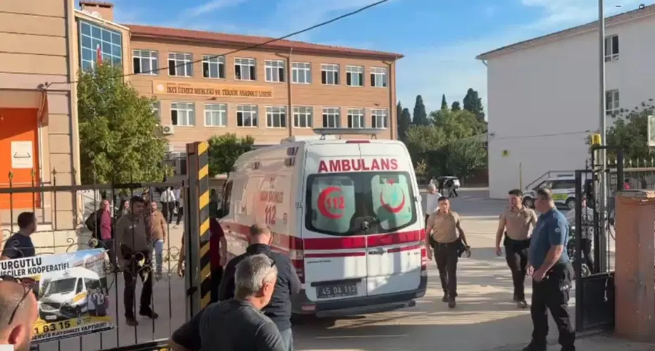 Olay yerinden ilk görüntüler: Manisa'da okul önünde silahlı saldırı