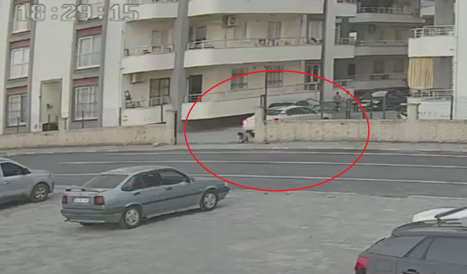 Geri manevra yapan otomobilin altında kalan 4 yaşındaki çocuk ağır yaralandı
