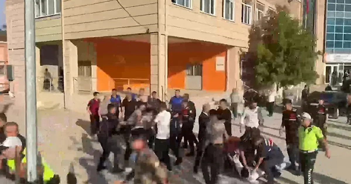 Manisa Turgutlu'da lise önünde silahlı saldırı. Olay yerinden ilk görüntüler