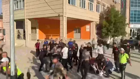 Manisa Turgutlu'da lise önünde silahlı saldırı. Olay yerinden ilk görüntüler