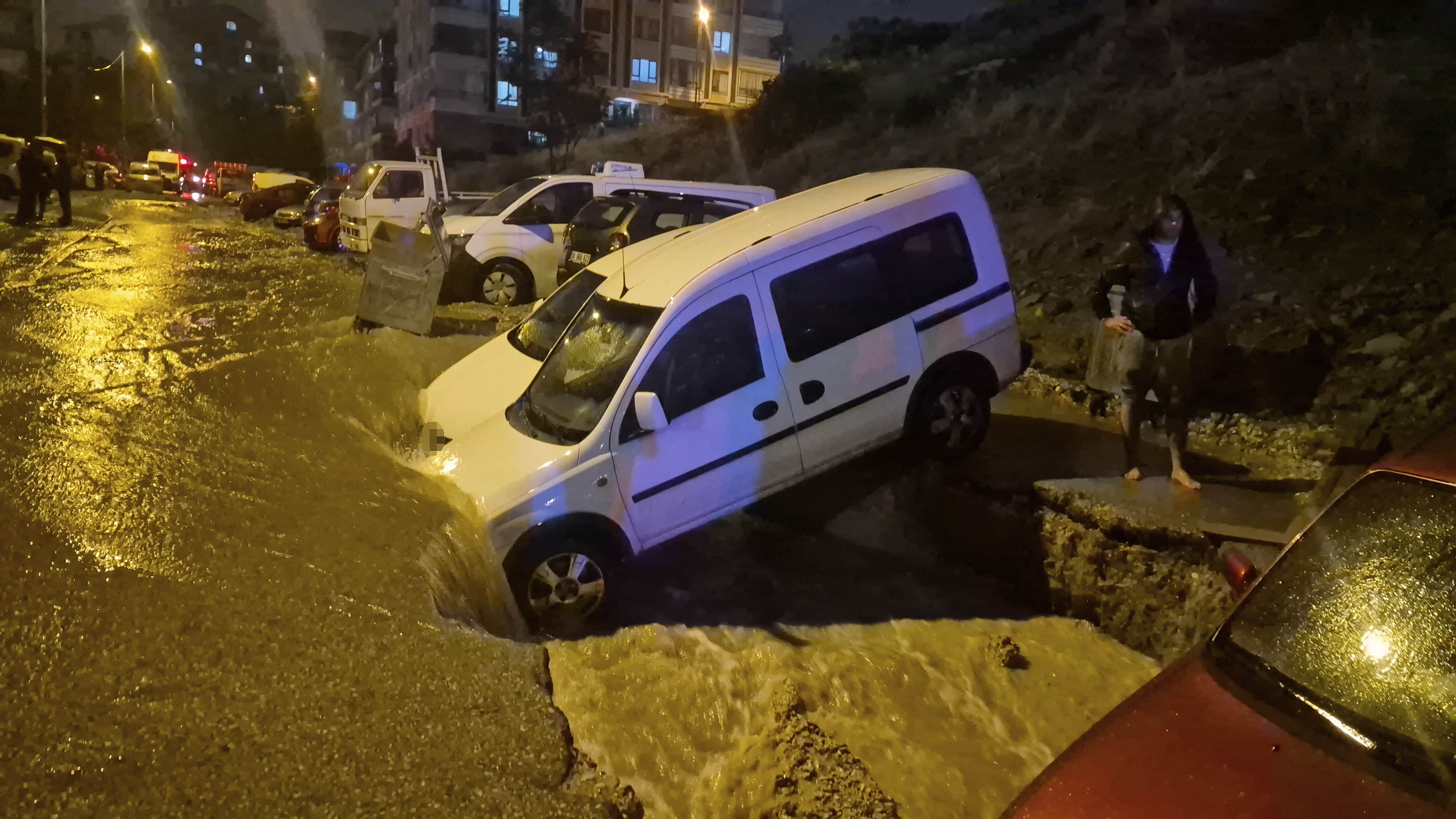 Ankara'da sağanak sonrası yol çöktü, araçlar mahsur kaldı