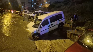 Ankara'da sağanak sonrası yol çöktü, araçlar mahsur kaldı