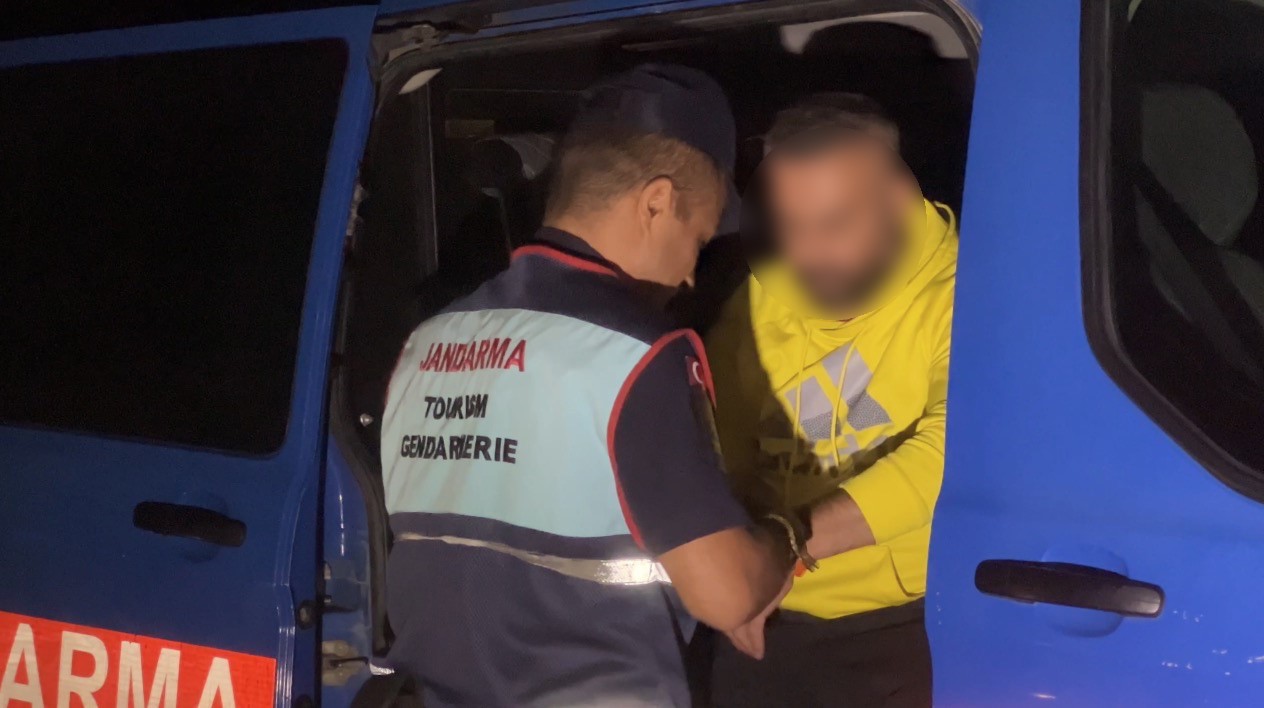 Polisten kaçtı, "Biz de hain değiliz" diyerek kelepçeye tepki gösterdi