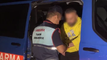 Polisten kaçtı, "Biz de hain değiliz" diyerek kelepçeye tepki gösterdi