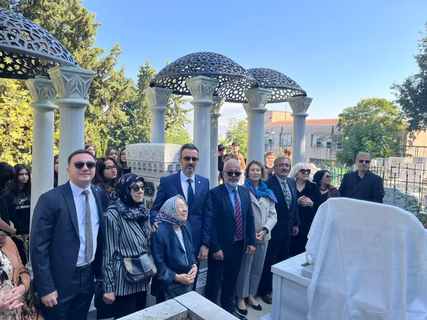 NÜKHET DURU, ZEKİ MÜREN İÇİN SÖYLEYECEK 1 NÜKHET DURU, ZEKİ MÜREN İÇİN SÖYLEYECEK 1