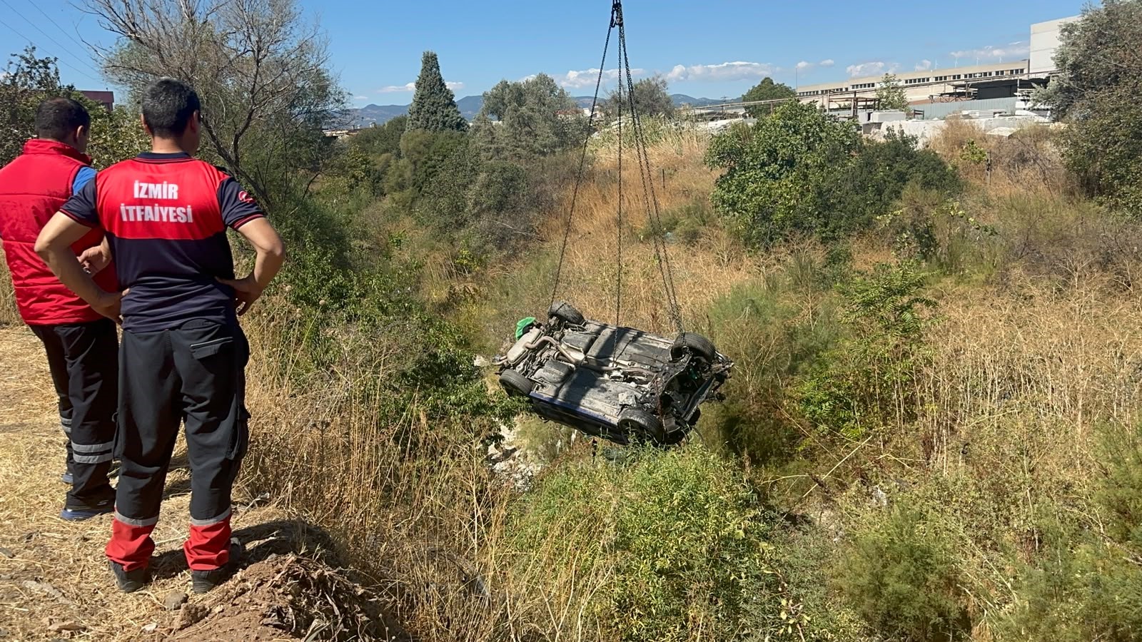 İzmir'de akarsu havzasına düşen otomobildeki 1 kişi öldü, 2 kişi yaralandı