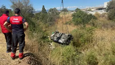 İzmir'de akarsu havzasına düşen otomobildeki 1 kişi öldü, 2 kişi yaralandı