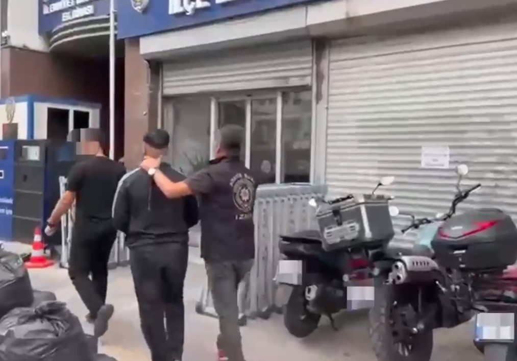İzmir’de 78 adrese düzenlenen operasyonda aranan 184 kişi yakalandı