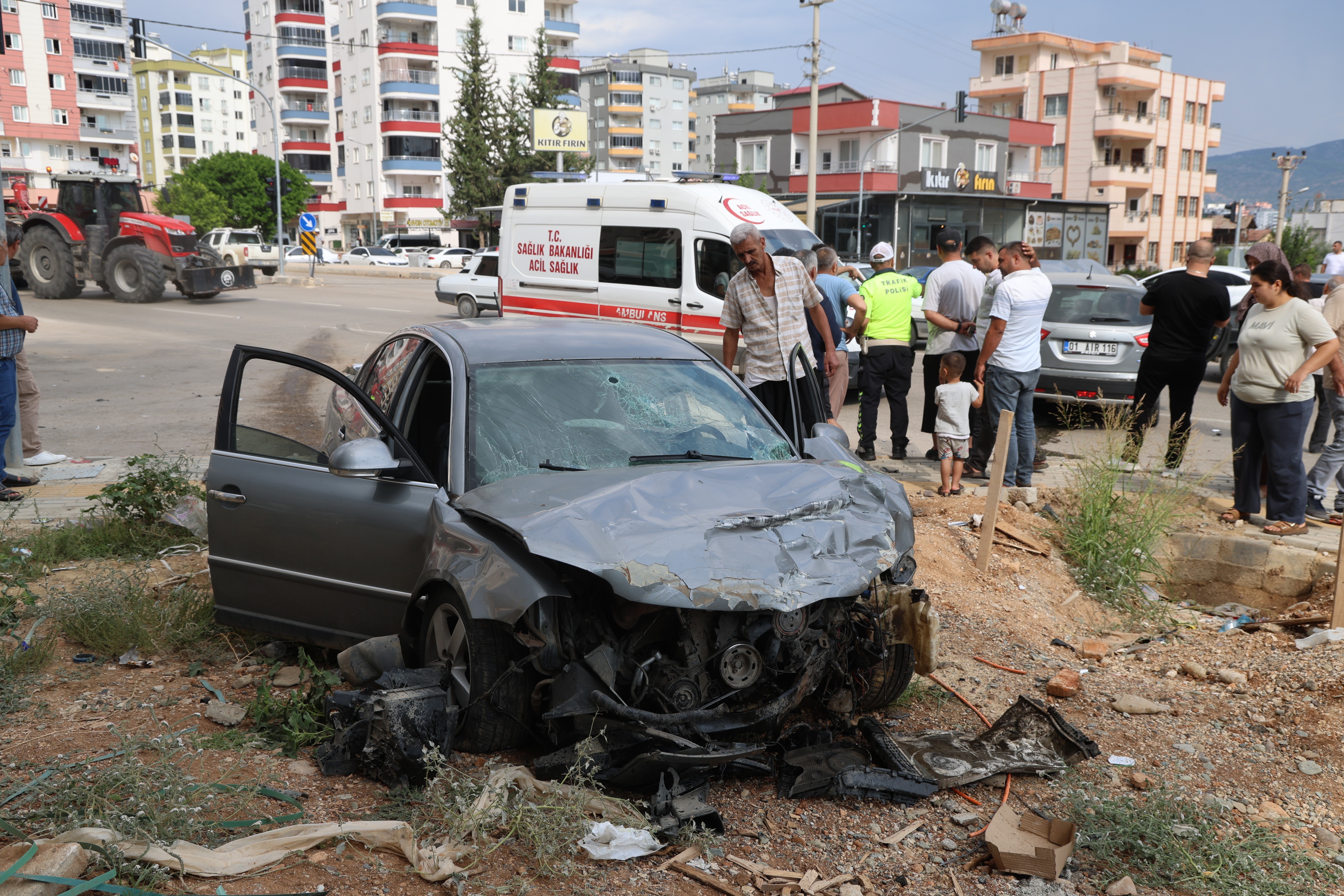 Adana'da iki otomobil çarpıştı. 4 yaralı