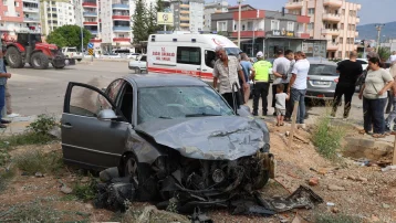 Adana'da iki otomobil çarpıştı. 4 yaralı