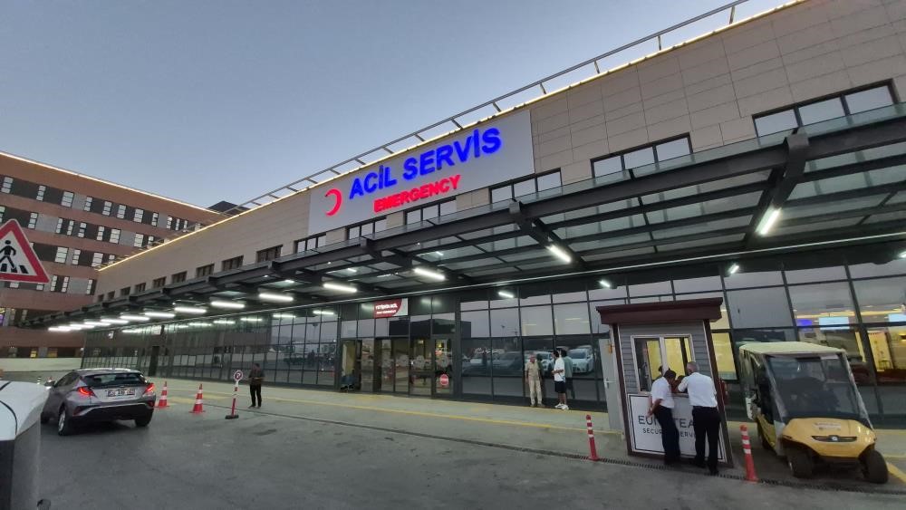 Yaşlı çift evlerinde baygın halde bulundu