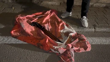 Sokağa tüfekle çıkan genç için polisi aradılar, götürülmek istenince ekiplere direndiler