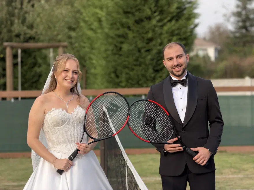 Aşkları tenis dersinde başladı. Köyde gelinlik ve damatlıkla korta çıktılar 2