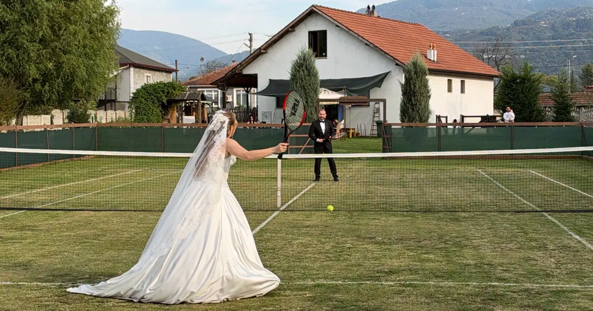 Aşkları tenis dersinde başladı. Köyde gelinlik ve damatlıkla korta çıktılar