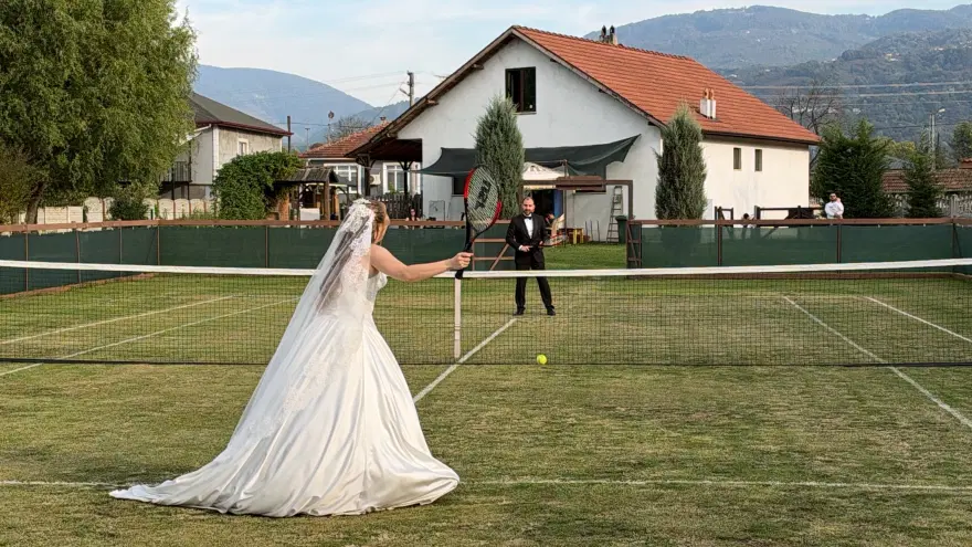 Aşkları tenis dersinde başladı. Köyde gelinlik ve damatlıkla korta çıktılar Aşkları tenis dersinde başladı. Köyde gelinlik ve damatlıkla korta çıktılar