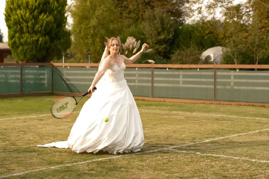 Aşkları tenis dersinde başladı. Köyde gelinlik ve damatlıkla korta çıktılar 1