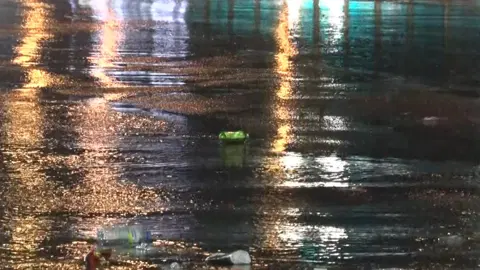 Başkent'te gece saatlerinde sağanak yağış: Kanalizasyon taştı, binaları su bastı