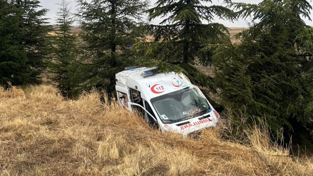 Hasta taşıyan ambulans kaza yaptı, 1’i ağır 3 yaralı