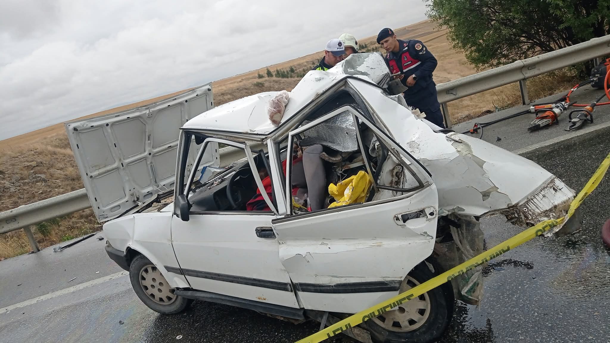 Tır otomobile arkadan çarptı: 2 kişi hayatını kaybetti