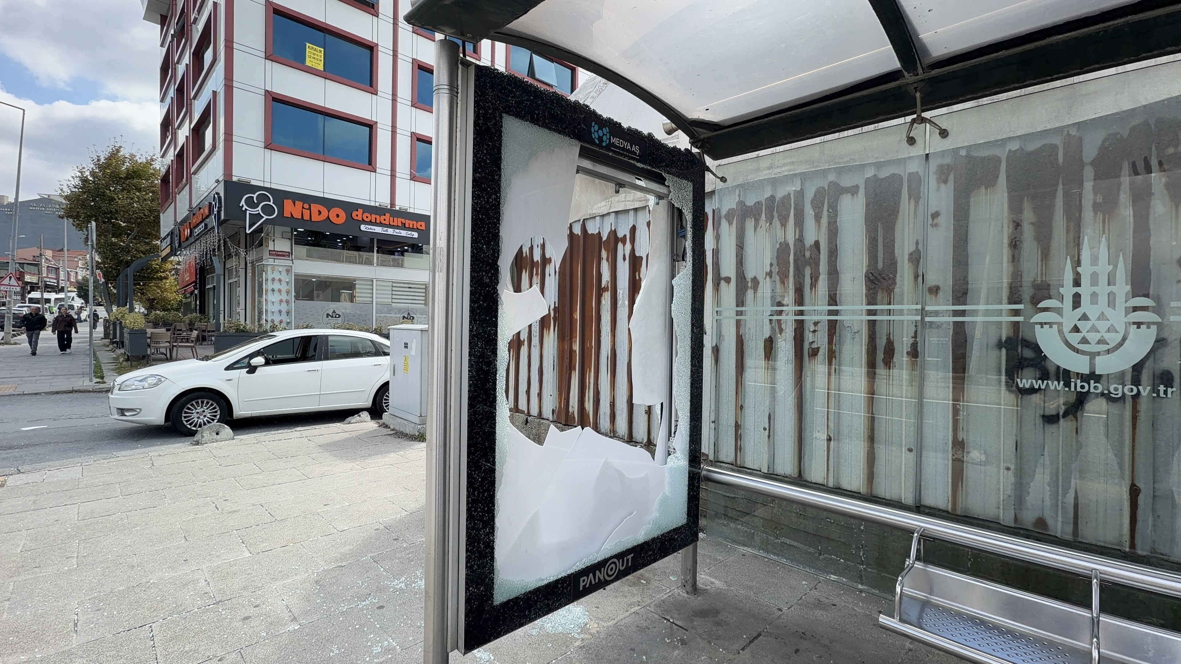 Arnavutköy'de otobüs durağının camını kıran şüpheli yakalandı